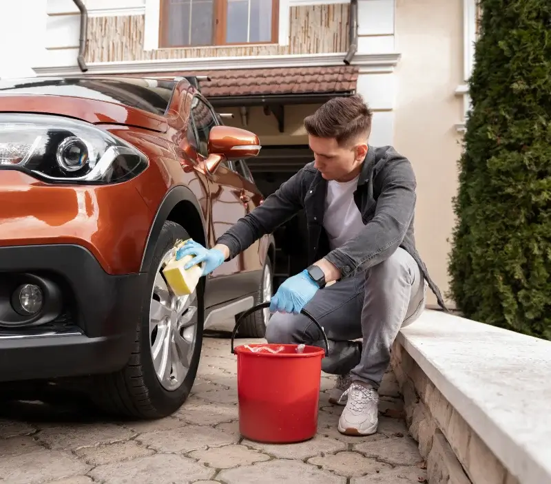 Lavage auto à domicile Saint-Palais-du-Né : professionnel intervenant sur un véhicule